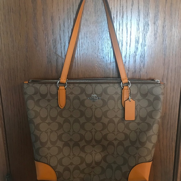 COACH Taylor Tote in Signature - Picture 1 of 6